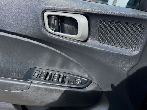 Used 2021 Hyundai Venue SE FWD image 17
