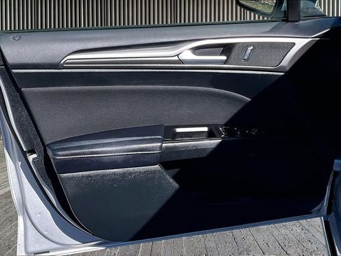 Used 2017 Ford Fusion SE w/ Equipment Group 201A image 24