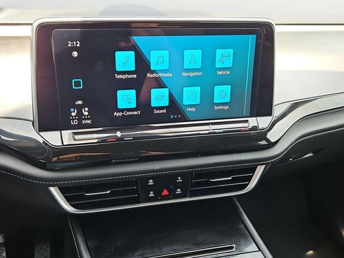Used 2025 Volkswagen Atlas Cross Sport SE FWD image 19