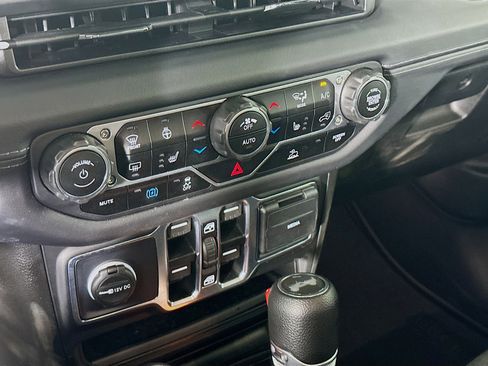 Used 2025 Jeep Wrangler Sahara image 22