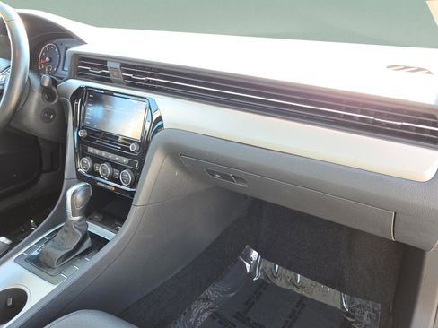 Used 2020 Volkswagen Passat 2.0T SE image 17