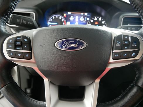 Used 2023 Ford Explorer XLT AWD/4WD image 25