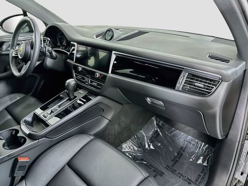 Certified 2026 Porsche Macan AWD/4WD image 31