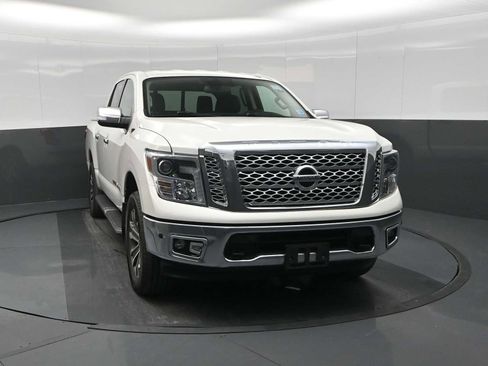 Used 2019 Nissan Titan SL image 3