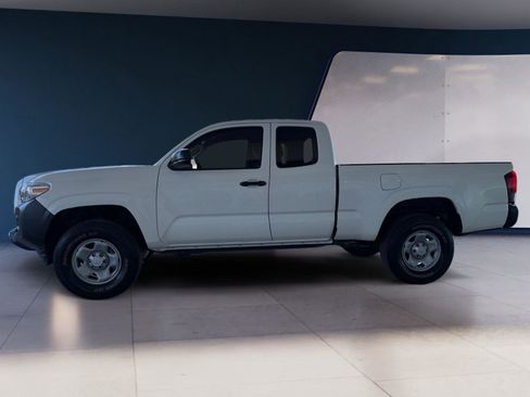 Used 2022 Toyota Tacoma SR image 2