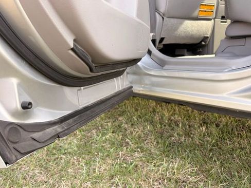 Used 2010 Toyota Highlander SE image 19