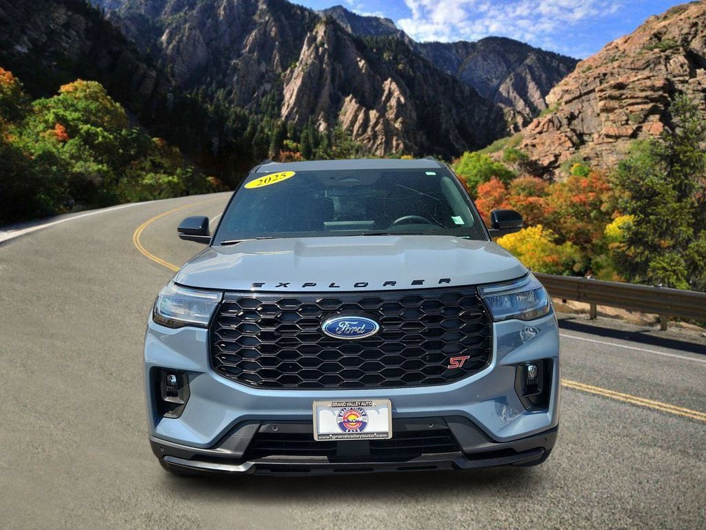 Used 2025 Ford Explorer ST AWD/4WD image 6