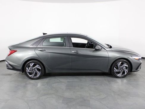 Used 2025 Hyundai Elantra SEL image 14