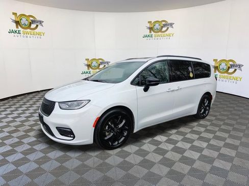Used 2025 Chrysler Pacifica Limited FWD image 4