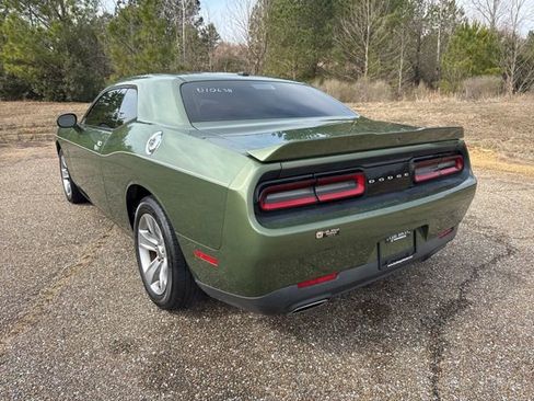 Used 2018 Dodge Challenger SXT image 3