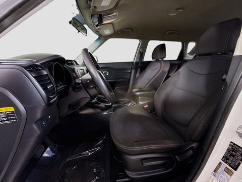 Used 2018 Kia Soul Base image 18