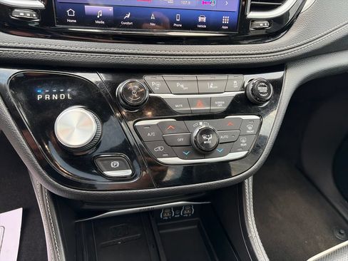 Used 2022 Chrysler Pacifica Limited w/ Uconnect Theater Family Group FWD image 23