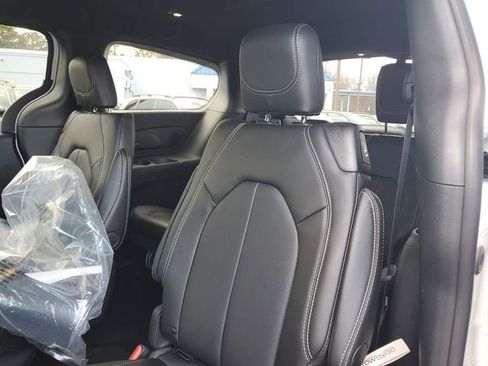 New 2026 Chrysler Pacifica Select image 14