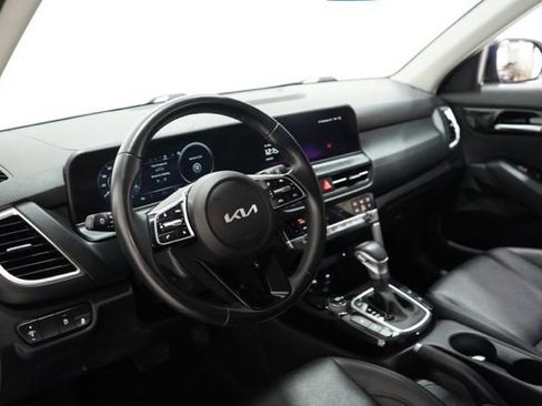 Used 2024 Kia Seltos EX image 16