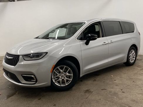 Used 2024 Chrysler Pacifica Touring-L FWD image 1