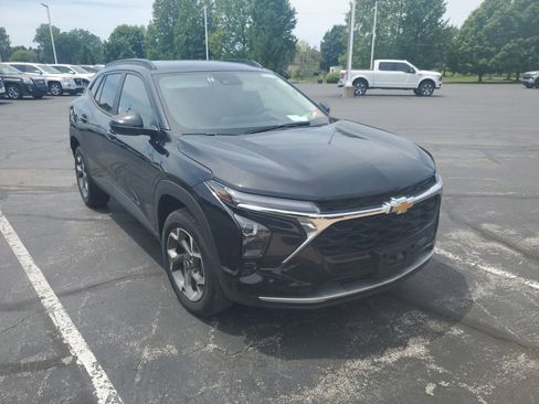 Used 2025 Chevrolet Trax LT w/ LT Convenience Package FWD image 2