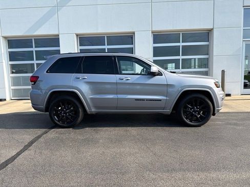 Used 2019 Jeep Grand Cherokee Altitude AWD/4WD image 3