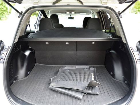 Used 2016 Toyota RAV4 LE FWD image 13