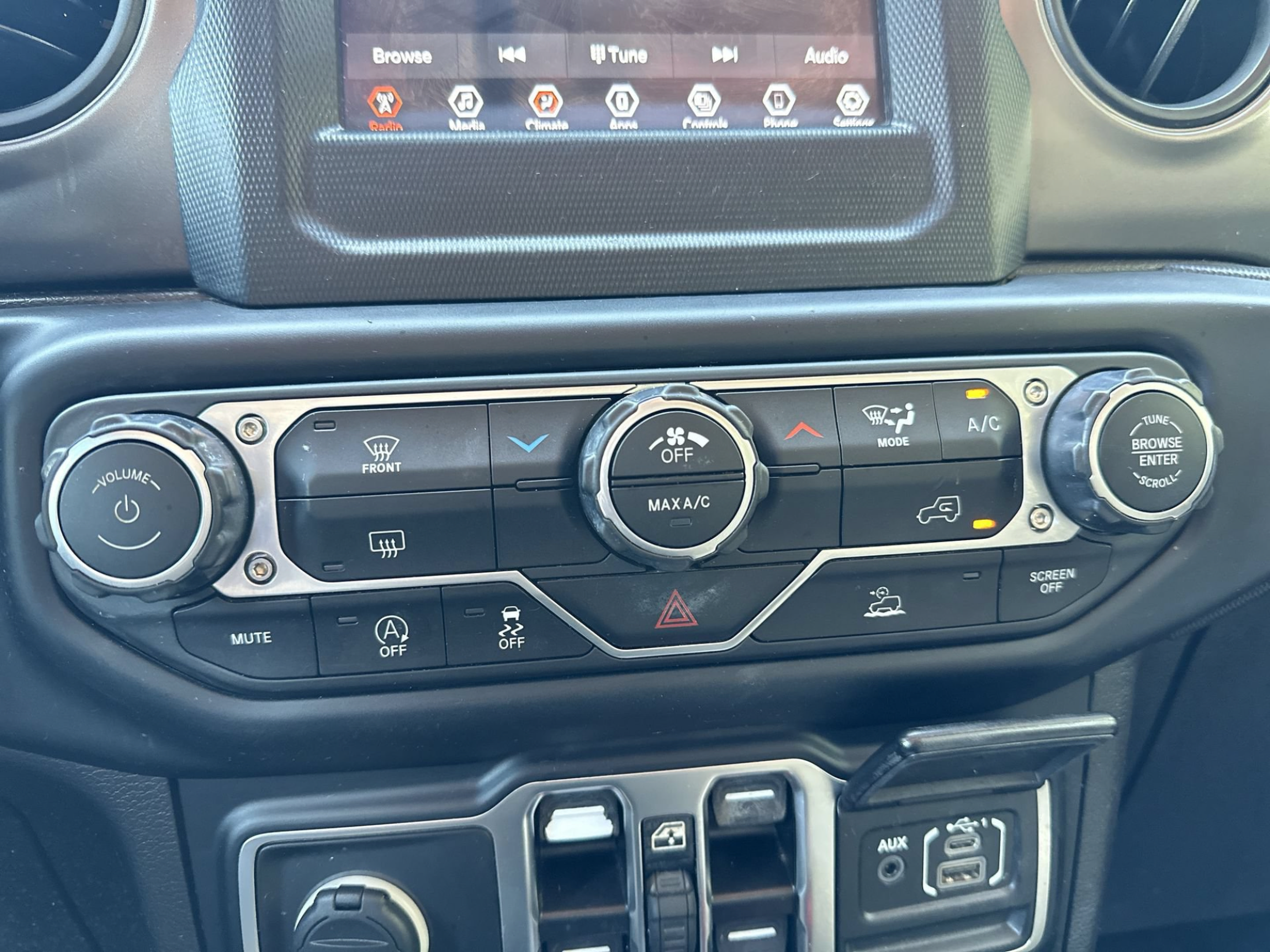 Used 2023 Jeep Gladiator Sport AWD/4WD image 16