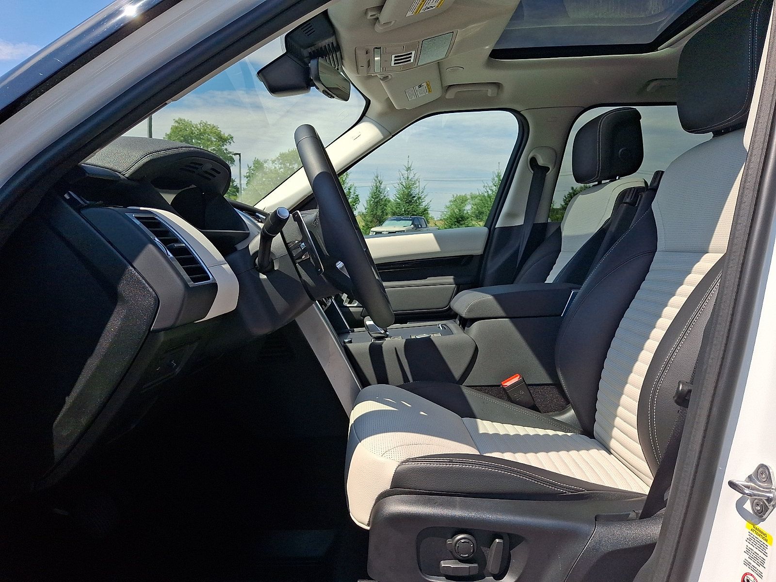 Used 2026 Land Rover Discovery S AWD/4WD image 14