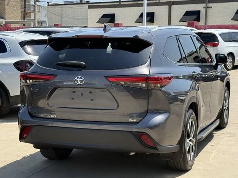 Used 2022 Toyota Highlander XLE FWD image 4
