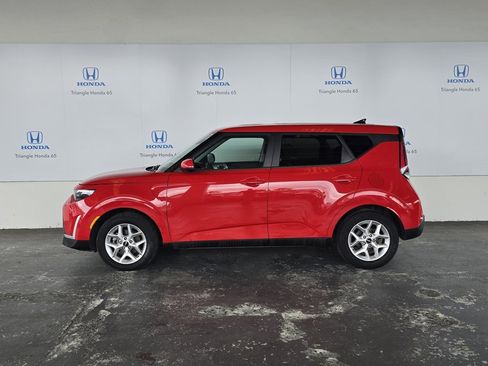 Used 2024 Kia Soul LX image 3