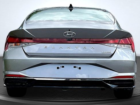 Used 2023 Hyundai Elantra Limited w/ Cargo Package FWD image 4