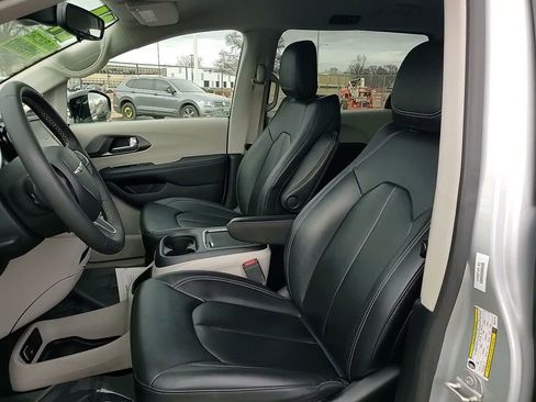 Used 2024 Chrysler Pacifica Limited FWD image 12
