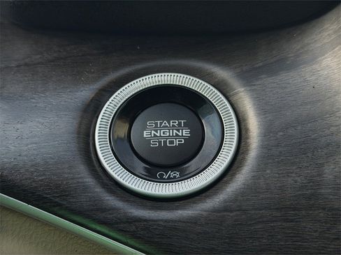 Used 2024 Jeep Grand Cherokee Limited image 25