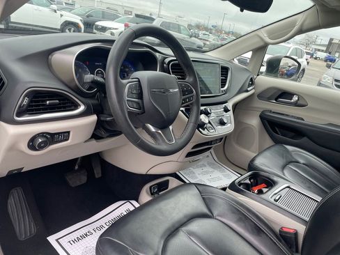 Used 2023 Chrysler Pacifica Touring-L FWD image 9