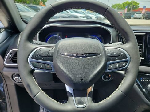 Used 2025 Chrysler Pacifica Select FWD image 23
