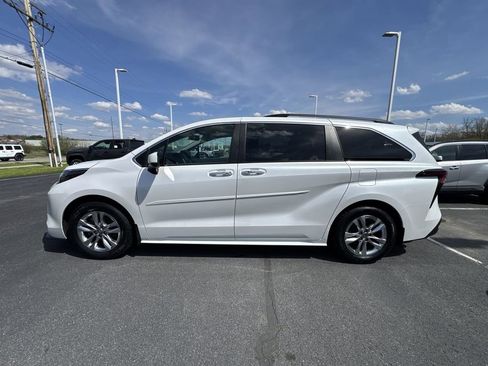 Used 2023 Toyota Sienna XLE w/ XLE Plus Package image 5
