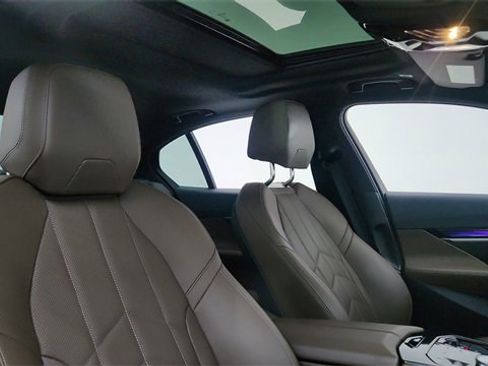 Used 2025 BMW 540i xDrive image 21