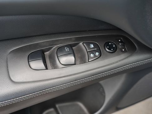 Used 2020 Nissan Pathfinder S AWD/4WD image 16