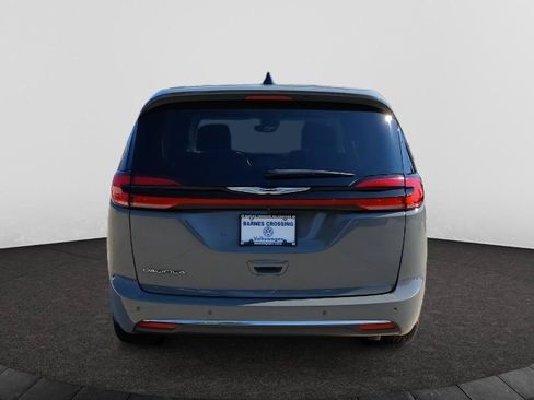 Used 2023 Chrysler Pacifica Touring-L FWD image 6
