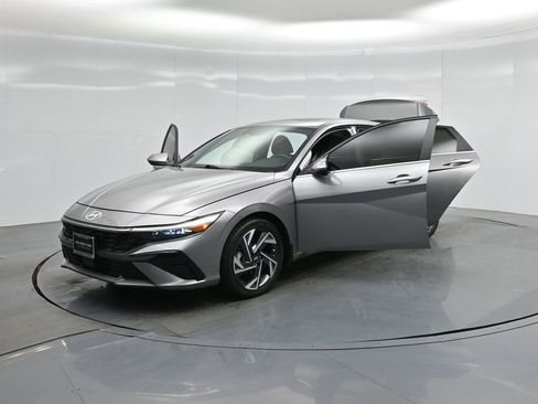 Used 2024 Hyundai Elantra Limited image 30