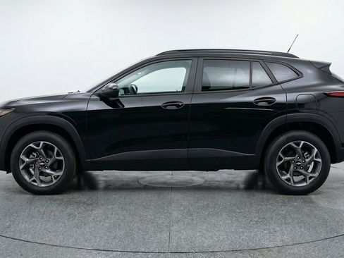 Used 2025 Chevrolet Trax LT FWD image 5