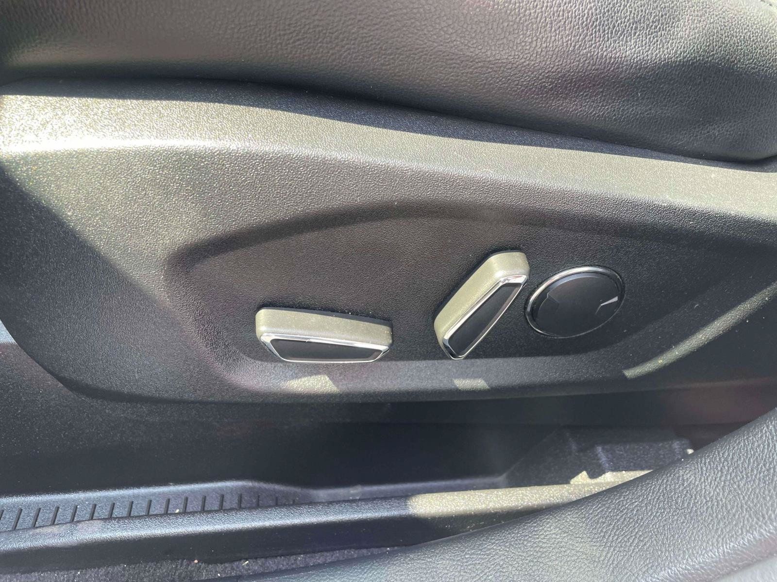Used 2019 Ford Edge Titanium FWD image 12
