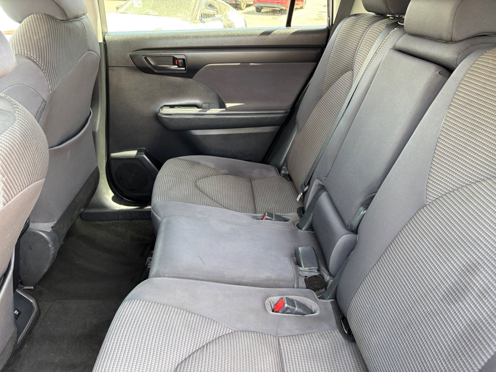 Used 2021 Toyota Highlander LE FWD image 17