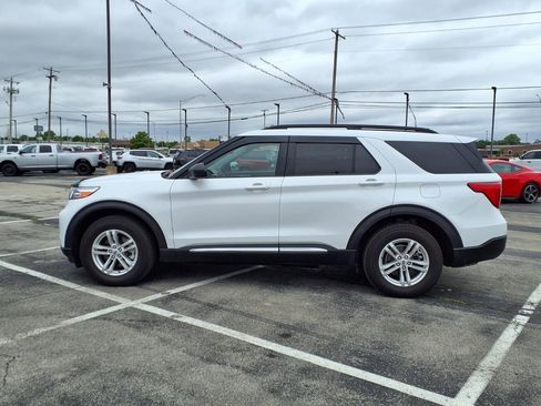 Used 2023 Ford Explorer XLT AWD/4WD image 4