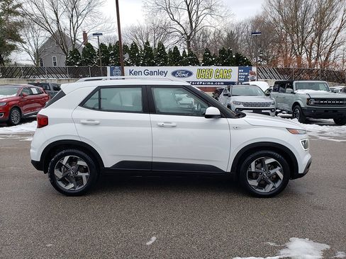 Used 2020 Hyundai Venue SEL w/ Convenience + Premium Package image 4