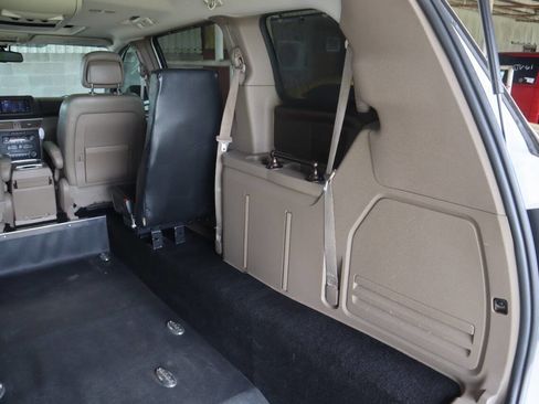 Used 2012 Volkswagen Routan SEL FWD image 24