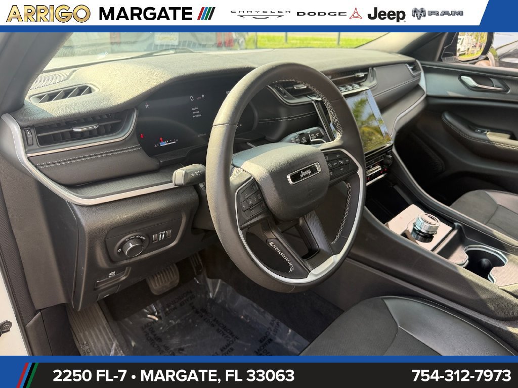 Used 2024 Jeep Grand Cherokee Altitude RWD image 10