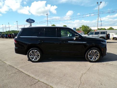 Used 2025 Lincoln Navigator Reserve AWD/4WD image 8