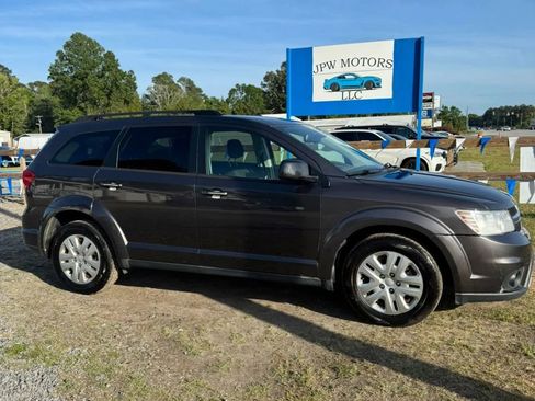 Used 2019 Dodge Journey SE FWD image 1
