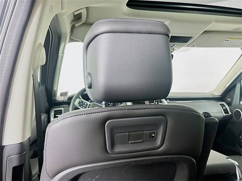 Used 2024 Land Rover Discovery S image 27