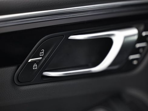 Certified 2025 Porsche Macan image 21