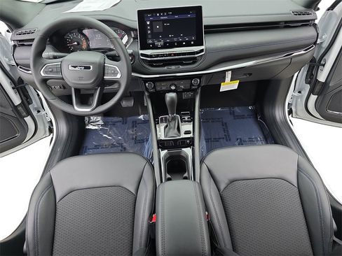 New 2026 Jeep Compass Latitude image 9