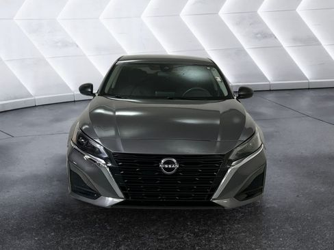 Used 2024 Nissan Altima 2.5 SV FWD image 2