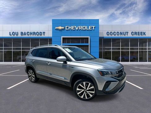 Used 2024 Volkswagen Taos SE FWD image 2